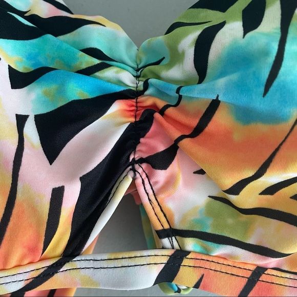 SUNDAZED 💙
Paradise Palm Becky Bra Sized
Bikini Top Paradise Palm 36D - Picture 9 of 9